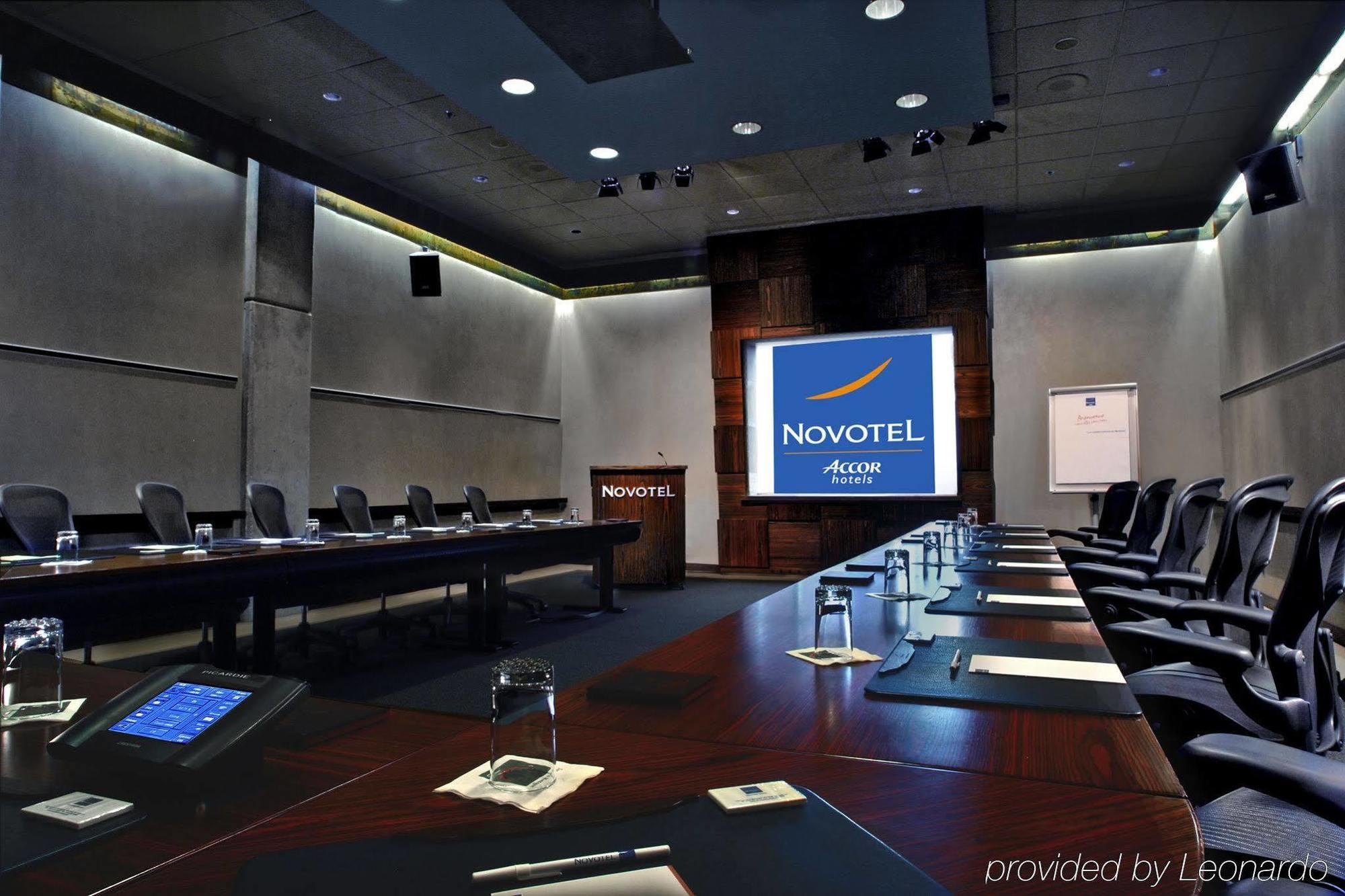 Novotel Montreal Center Бизнес фото